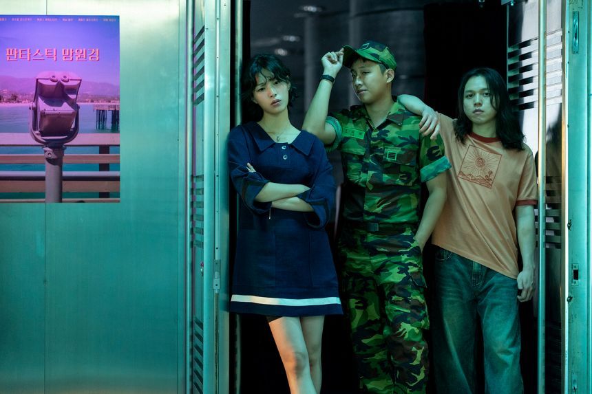 예술영화를 보러 다니며 젊은 시절 한때를 보낸 세 친구 모모, 제제, 고도. 시간이 흐르면서 그들 사이 또한 달라진 것으로 보인다. 그러나 그때의 마음은 어딘가 남아 있을 것이다.&nbsp;사진=티캐스트 제공