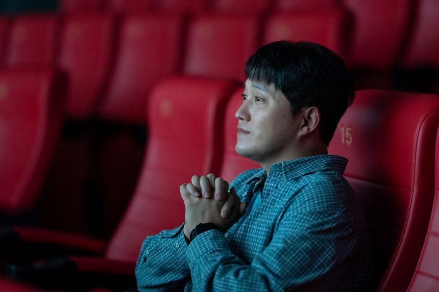 나이가 들어 영화감독이 된 고도. 침팬지 이야기에 꽂혔던 젊은 날의 자신과 친구들에 대한 영화를 만들었지만, 그가 예상했던 것과 다른 반응을 보이는 관객들이 많다.&nbsp;사진=티캐스트 제공