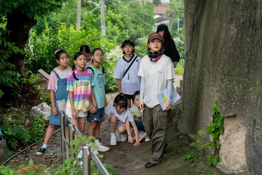 카메라가 있지만 카메라가 없는 것처럼 생각해 달라고 주문하는 영화감독. 그러나 어린이 배우들은 의아할 뿐이다. 카메라가 있는데 어떻게 카메라가 없는 것처럼 생각해 달라는 거지?&nbsp;사진=티캐스트 제공