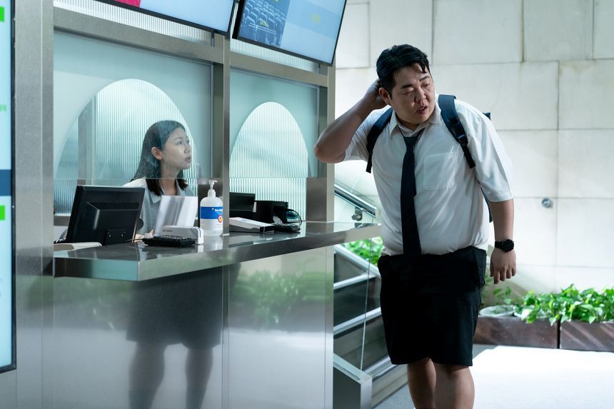 씨네큐브는 정시에 영화를 상영하는데, 10분이 지나면 입장할 수 없다는 원칙을 고수한다. 그리고 영화를 보기 위해 반차까지 썼다며 입장시켜달라고 떼를 쓰는 관객이 등장하는데.&nbsp;사진=티캐스트 제공