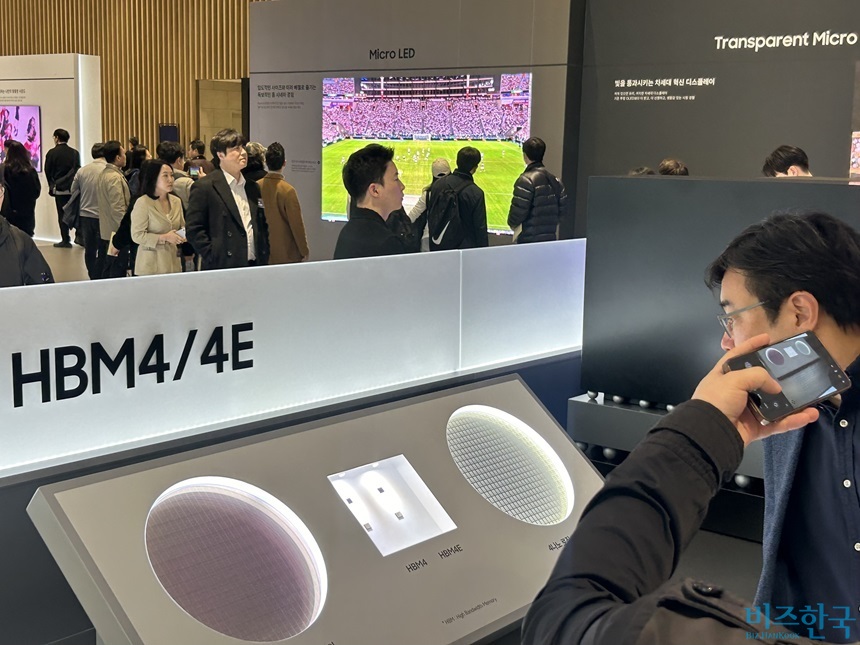 18일 경기 수원컨벤션센터 삼성전자 제57기 정기 주주총회 현장에 진열된 HBM4 제품.&nbsp;사진=강은경 기자