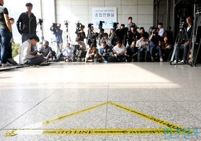 정론직필은 언론인의 기본 사명이다. 서울중앙지검 포토라인 앞에 모여앉은 기자들. 사진=박정훈 기자