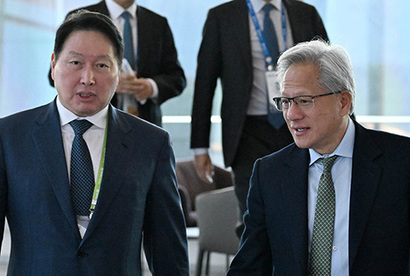 젠슨 황 엔비디아 CEO가 지난해 10월 31일 경북 경주 예술의전당에서 열린 아시아태평양경제협력체(APEC) 최고경영자(CEO) 서밋에 참석해 최태원 대한상의 회장과 만나 환담을 하고 있다. 사진=연합뉴스