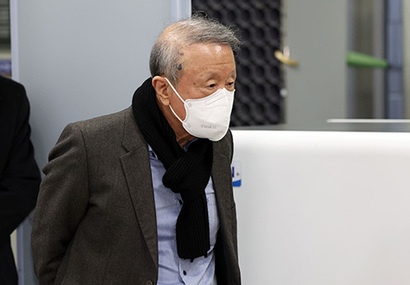 홍원식 전 남양유업 회장이 올해 1월 29일 서울중앙지법에서 열린 특정경제범죄 가중처벌법상 횡령·배임, 배임수재 등 혐의 사건 선고 공판을 마친 뒤 밖으로 나서고 있다. 이날 중앙지법은 홍 전 회장에 대해 징역 3년 실형에 보석 상태 유지 판결을 내렸다. 사진=연합뉴스