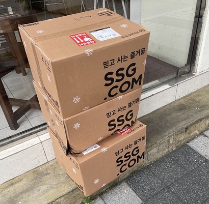 서울의 한 카페 앞에 놓여 있는 SSG닷컴 배송 상품. 사진=박해나 기자