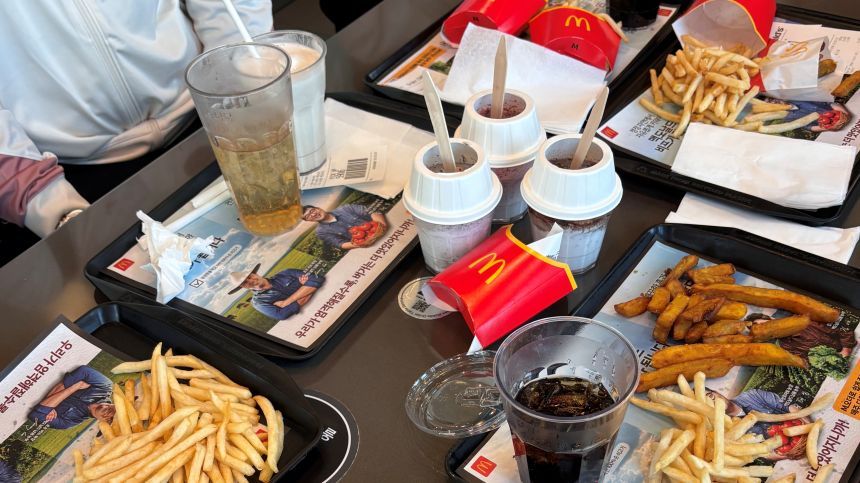 경기도 용인 처인구에 있는 프랜차이즈 햄버거 가게에서 사람들이 감자튀김을 먹기 위해 모였다. 사진=윤채현 인턴기자