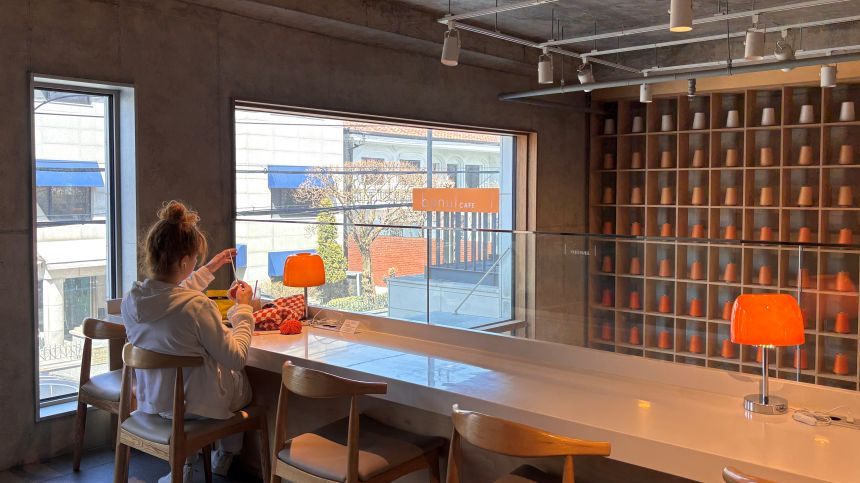 한 여성이 카페에 앉아 뜨개질을 하고 있다. 사진=윤채현 인턴기자