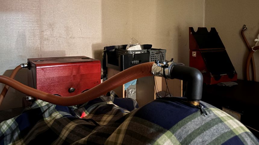 서울 송파구의 쑥뜸방을 찾아가 직접 쑥뜸을 경험했다. 배에 올린 뜸기에서 따뜻한 열기가 올라왔다. 사진=윤채현 인턴기자