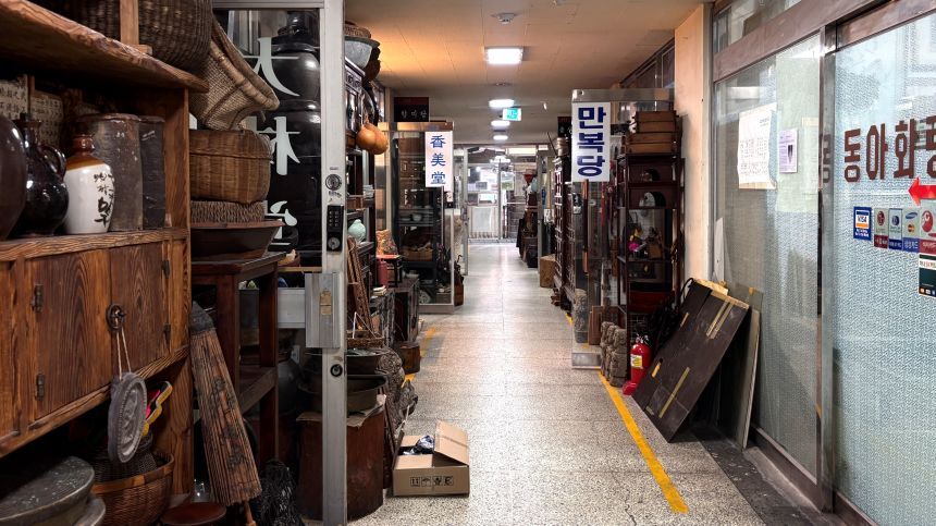 서울 동대문구에 위치한 답십리 고미술 상가에 오래된 목가구들이 진열돼 있다. 사진=윤채현 인턴기자