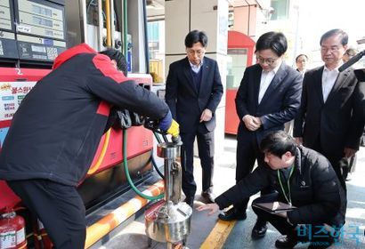 이란 전쟁 발발 후 호르무즈 해협 봉쇄 조치로 인해 국제 유가 폭등이 심상치 않다. 석유 최고가격제 시행 첫날인 지난 13일 김정관 산업통상부 장관이서울의 한 주유소를 방문해 한국석유관리원 관계자들이 정량기준탱크를 이용해 유류 정량을 확인하는 모습을 지켜보고 있다. 사진=임준선 기자