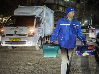 로저스 대표가 프레시백을 들고 배송 업무를 하고 있다. 사진=쿠팡 제공