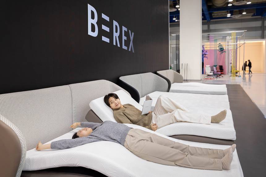 코웨이가 2026 서울리빙디자인페어에서 비렉스 슬립테크 역량을 집약한 신제품 3종을 공개했다. 사진=코웨이 제공