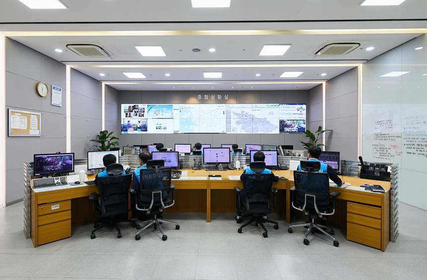 중앙집중화된 상황관리 및 통합지휘통제시스템을 바탕으로 위기상황을 관리하는 삼천리 종합상황실. 사진=삼천리 제공