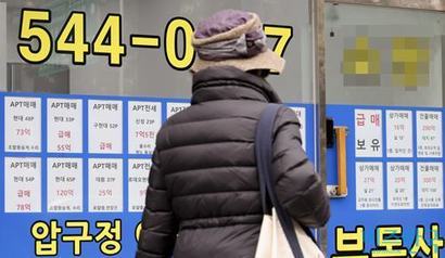 서울 강남구 압구정현대아파트 인근 부동산에 급매물 정보가 게시된 모습. 정부의 다주택자 압박으로 최근 아파트 가격이 급락하면서 가계약금을 포기하고 매수를 취소하는 사례도 등장했다. 사진=박정훈 기자