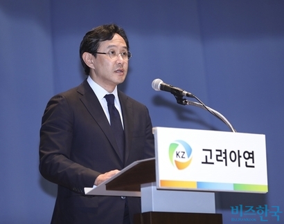 국민연금이 고려아연 정기 주주총회에서 최윤범 회장(사진) 사내이사 선임 안건에 의결권을 행사하지 않기로 결정했다. 이번 결정으로 시장의 관심은 금융당국 제재 판단으로 옮겨가고 있다. 사진=박정훈 기자