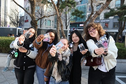 팬덤 소비는 안정적인 소비 동력으로 평가되며, 공연을 보기 위해 입국한 해외 팬들의 숙박·쇼핑·식음료 소비가 도시 전체를 하나의 오프라인 플랫폼처럼 작동하게 만든다. BTS 광화문 공연이 열린 지난 21일 굿즈 판매장에서 단국대 교환학생으로 한국에 온 유학생들이 포토카드를 뽑고 좋아하고 있다. 사진=이종현 기자