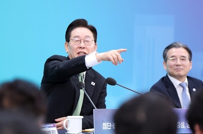 이재명 대통령이 3월 13일 충청북도 청주시 오스코에서 열린 타운홀미팅 간담회에서 발언하고 있다. 이재명 대통령은 이날 “성장 활력을 만들 에너지들을 서로 모아야 모닥불처럼 힘을 받는다”고 말했다. 사진=연합뉴스