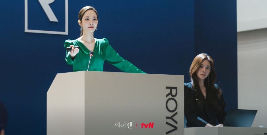 미술품 경매사로 분한 박민영. ‘내 남편과 결혼해줘’에 이은 극단적인 체중 감량으로 안쓰러운 느낌이 들 정도인데, 경매 장면에선 특유의 똑부러진 딕션과 화려한 생기를 뽐내며 경매장의 분위기를 잘 표현해냈다.&nbsp;사진=tvN 제공