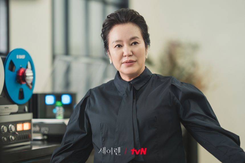 로얄옥션 회장 김선애. 재벌집 사모님들이 김선애의 김장김치를 명품백마냥 애타게 대기하며 기다리는 데는 다 이유가 있다. 그리고 한설아 역시 오랫동안 김선애의 옆에 붙어 있은 이유가 있을 것이다.&nbsp;사진=tvN 제공