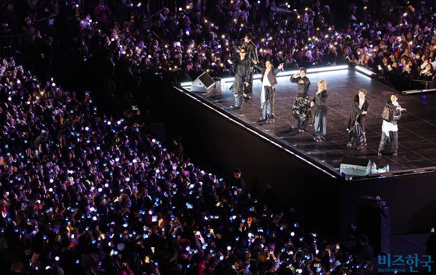 지난 21일 방탄소년단(BTS)이 서울 광화문 광장에서 4년 만에 복귀 공연을 선보였다. 사진=사진공동취재단