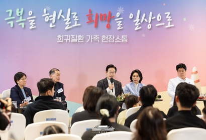 이재명 대통령과 김혜경 여사가 지난해 12월 24일 서울 서대문구 신촌세브란스 연세암병원 중입자치료센터에서 희귀질환 환우 및 가족과 간담회를 하고 있다.&nbsp;사진=대통령실