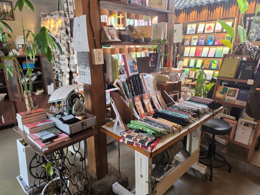 창신책방 내부. 책들과 함께 책방에서 제작한 굿즈를 판매한다. 사진=정원혁 인턴기자