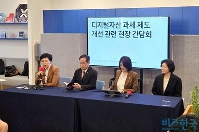 2027년 1월 1일부터 250만 원을 초과하는 가상자산 수익에 소득세가 과세될 예정인데 국민의힘이 이를 폐지하는 법안을 내놨다. 왼쪽부터 김은혜·박수영·최보윤 의원, 김재진 디지털자산거래소 공동협의체(DAXA) 상임부회장. 사진=심지영 기자