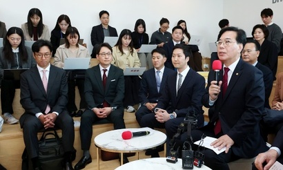 국민의힘이 3월 25일 서울 여의도 코인원 본사에서 가상자산 과세 폐지 관련 간담회를 개최했다. 송언석 국민의힘 원내대표(오른쪽)가 발언하는 가운데 오세진 코빗 대표(앞줄 왼쪽부터), 이재원 빗썸 대표, 오경석 두나무 대표, 차명훈 코인원 대표가 자리한 모습. 사진=연합뉴스