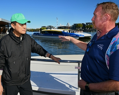 ​오세훈 서울시장이 ​지난해 7월&nbsp;​한강버스의 벤치마킹 대상인 호주 브리즈번 수상버스 운영 현장을 방문한 모습.&nbsp;​한강버스는 브리즈번 수상버스보다 평균속력이 2배가량 느린 것으로 파악됐다. 사진=서울시 제공