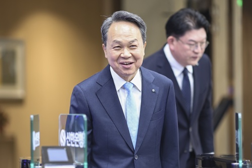 진옥동 연임 신한금융, 박수보다 과제가 먼저 쌓였다 - 뉴스 썸네일 이미지