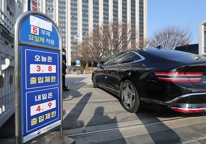 구윤철 경제부총리 겸 재정경제부 장관은 29일 국제 유가가 배럴당 120~130달러 수준까지 오를 경우 민간 차량 5부제 도입도 검토할 수 있다고 밝혔다. 서울 종로구 정부서울청사 앞 공공 차량 5부제 안내 모습. 사진=임준선 기자