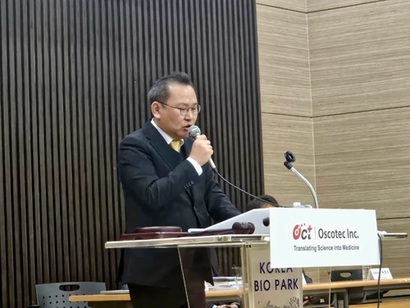 오스코텍이 약 1년 6개월 간 소액주주와 갈등을 봉합하고 앞으로 주주친화 정책 강화에 나설 예정이다.사진은 이상현 오스코텍 경영총괄 대표가 30일 열린 정기주주총회에서 안건 통과를 선언하고 있는 모습. 사진=최영찬 기자