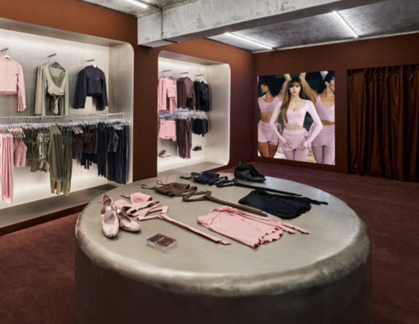 나이키스킴스는 나이키의 기술력과 스킴스의 감각을 결합해 여성 액티브웨어를 패션과 퍼포먼스의 영역으로 끌어올렸다. 사진=비마이비 제공