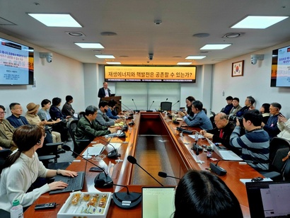 소바쿨 교수는 국회 강연에서 핵발전과 재생에너지는 공존할 수 없다고 단언했다. 사진 김민호 기자
