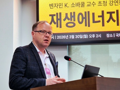 벤저민 K. 소바쿨 교수가 3월 30일 국회에서 강연하고 있다. 사진=김민호 기자