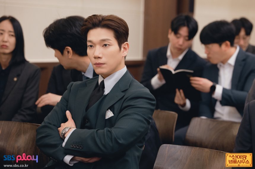 법무법인 태백 대표변호사 양도경. 승소하고 자신의 것을 지키기 위해서라면 수단과 방법을 가리지 않는 인물로, 거슬리기 시작하는 신이랑의 이상한 점을 남보다 먼저 눈치챈다.&nbsp;사진=SBS 제공