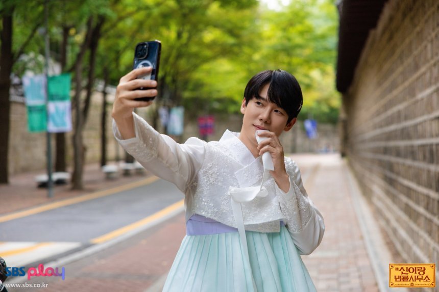 귀신들이 신이랑의 몸에 빙의 되는 발동 조건은 단순하다. 가장 순수하고 기본적인 욕망이 극대화되거나 분노가 자극받았을 때. 특정 음악에 끌려 아이돌 안무에 맞춰 춤을 추거나 한복 곱게 차려 입고 셀카를 남기는 것 정도는 예사다.&nbsp;사진=SBS 제공