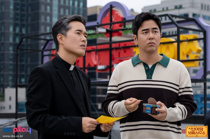 박수무당 출신의 가톨릭 사제 마태오와 신이랑 법률사무소의 사무장을 맡게 되는 단역 배우 출신이자 신이랑의 매형 윤봉수가 좌충우돌 신들린 변호사 신이랑의 좌청룡 우백호를 담당한다.&nbsp;사진=SBS 제공