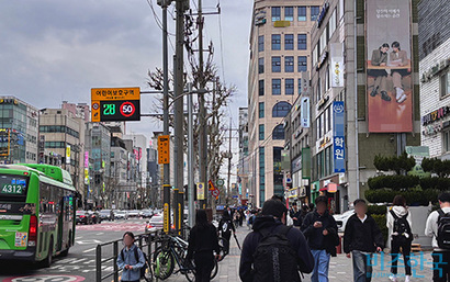 서울 강남구 대치동 학원가에서 학생들이 가방을 메고 걸어가고 있다. 사진=윤채현 인턴기자