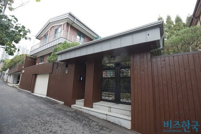 김명옥 씨가 2019년 고 윤기중 연세대학교 명예교수로부터 매입한 서울 서대문구 연희동 주택. 사진=이종현 기자