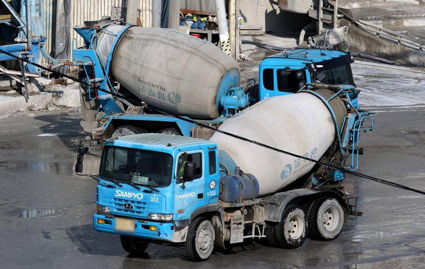 서울 시내 한 레미콘 공장에서 레미콘 차량이 이동하는 모습. 사진=연합뉴스