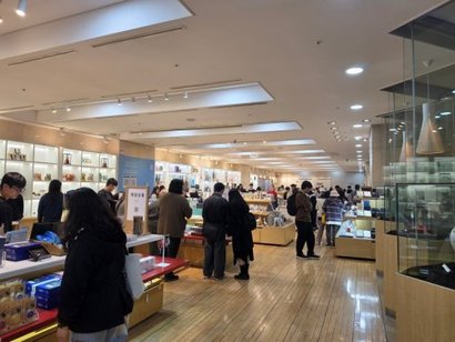 복제와 변형이 쉬워진 시대, 젊은 관람객들은 유물 앞에 멈춰 서 원형을 확인한다. 디지털로는 대체할 수 없는 ‘실물의 시간’이 새로운 소비가 되고 있다. 국립중앙박물관 뮷즈샵. 사진=정원혁 인턴기자