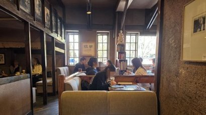 70년의 시간을 버텨온 공간 앞에 2030세대가 줄을 선다. 복제할 수 없는 물리적 시간이, 디지털 시대의 가장 강력한 경험이 되고 있다. 학림다방 내부 모습. 사진=정원혁 인턴기자