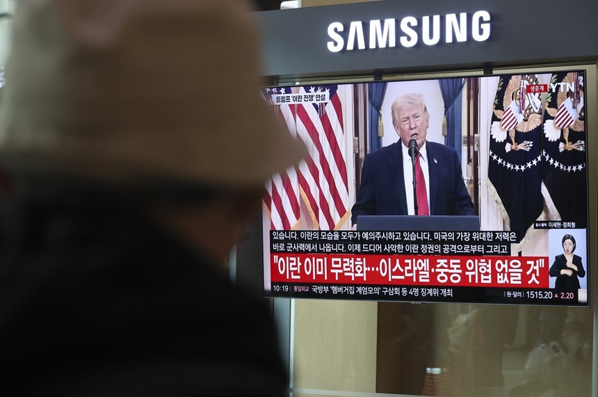 트럼프발 25% 금속 관세 현실화에 삼성전자와 LG전자 등 국내 가전업계가 제품별 유불리 분석 등 대응에 고심하고 있다. 2일 오전 서울시 용산구 서울역 대합실에서 시민들이 도널드 트럼프 미국 대통령의 이란 전쟁 관련 대국민 연설 TV 생중계를 보고 있다. 사진=박정훈 기자