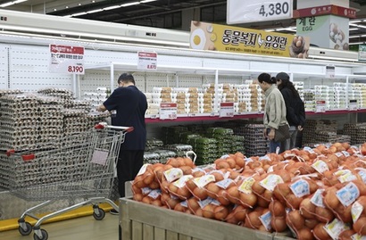 중동 리스크와 유가 상승 여파로 세계식량가격지수가 두 달 연속 상승하며 6개월 만에 최고치를 경신했다. 서울 서초구 양재 하나로마트에서 소비자들이 계란을 살펴보고 있다. 사진=박정훈 기자