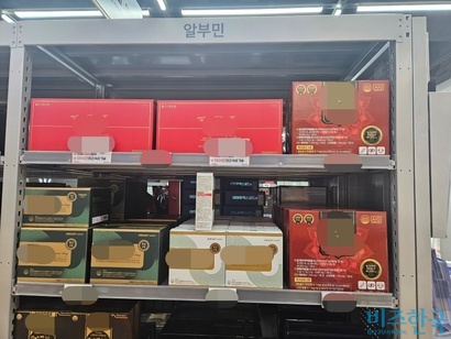 서울 시내 한 약국 매대에 '먹는 알부민' 제품들이 진열돼 있다. 일반 가공식품임에도 약국 한편에 전용 매대까지 마련돼 소비자들의 의약품 오인을 부추긴다는 지적이 나온다. 사진=최영찬 기자