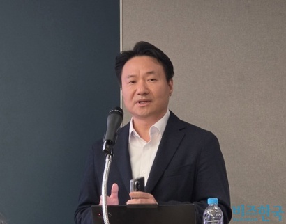 전인석 삼천당제약 대표의 발표가 끝난 이후 이어진 질의응답 시간에 회사 측 입장에서 발언한 인물. 당사자와 회사 측은 누구인지 밝히지 않았지만 취재 결과 이 인물은 삼천당제약과 2019년 ‘무채혈 혈당측정기’ 상용화 사업을 공동으로 추진한 파트너사 디오스파마의 석상제 대표로 확인됐다. 사진=최영찬 기자