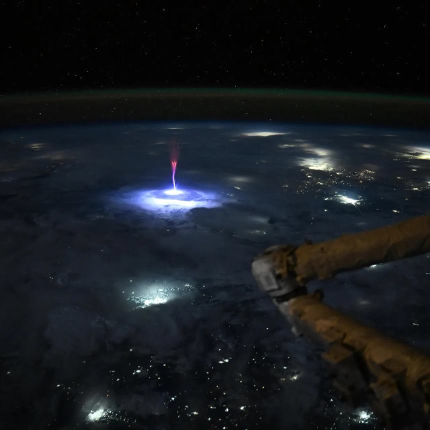 국제우주정거장에서 포착한 붉은 번개 레드 스프라이트.