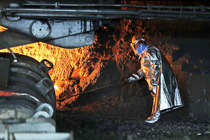 경북 포항시 남구 제철동에 있는 포스코 포항제철소 2고로에서 한 직원이 용광로에서 쇳물을 만드는 작업을 하고 있다. 사진=연합뉴스