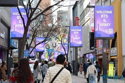BTS 공연을 이틀 앞둔 지난 3월 19일 서울 명동거리에 BTS와 아미를 환영하는 메시지가 송출되고 있다. 사진=박은숙 기자